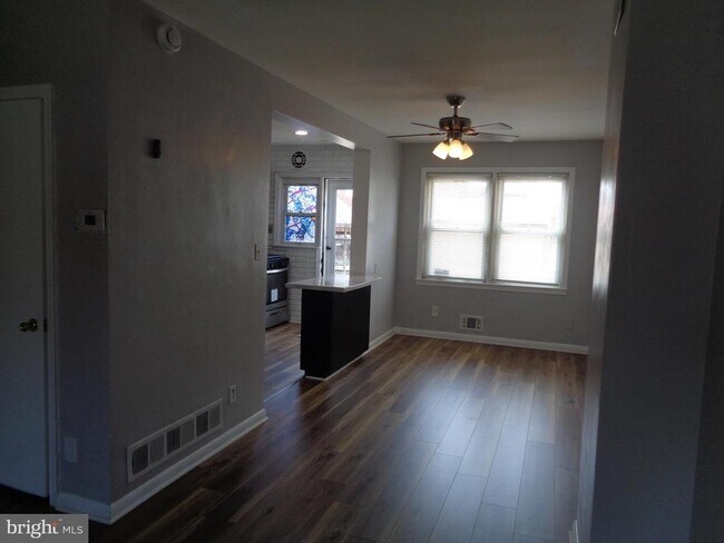 Building Photo - 2245 Graythorn Rd