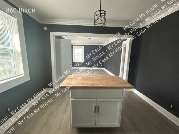 Building Photo - 860 Birch-