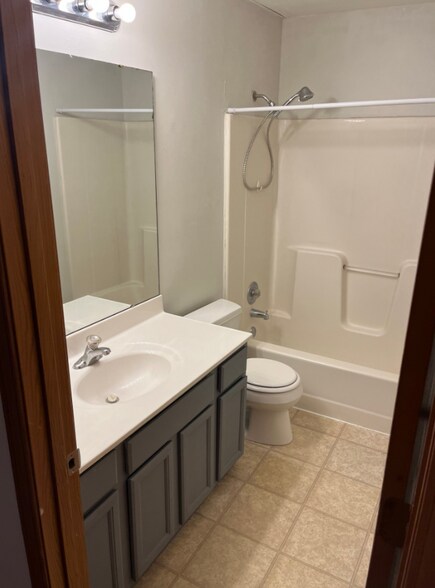 Building Photo - 626 Palisades Dr