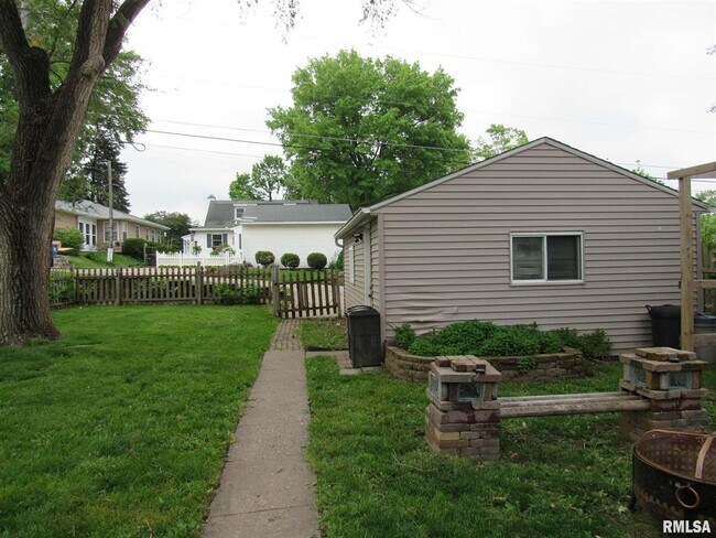 Building Photo - 1126 W Lombard St