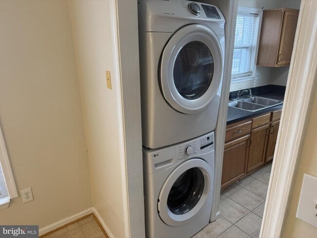 Building Photo - 540 Peacock Dr