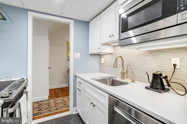 Building Photo - 212 3rd St NE