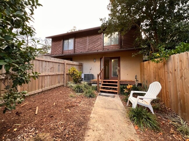 Building Photo - Beautifully updated 2 bedroom 2 1/2 baths ...