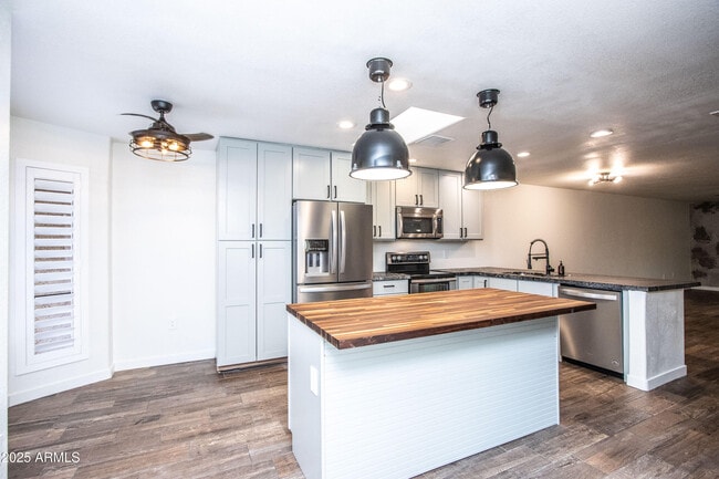 Building Photo - 1318 E Cobb Dr