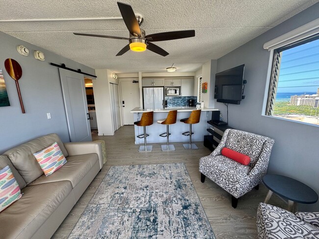 Primary Photo - Renovated 1 bedroom with 1 parking at Roya...
