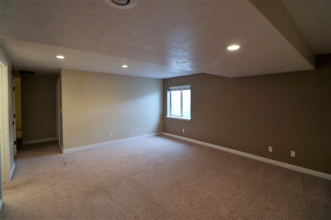 Building Photo - Beautiful Harvest Park Mapleton Townhouse