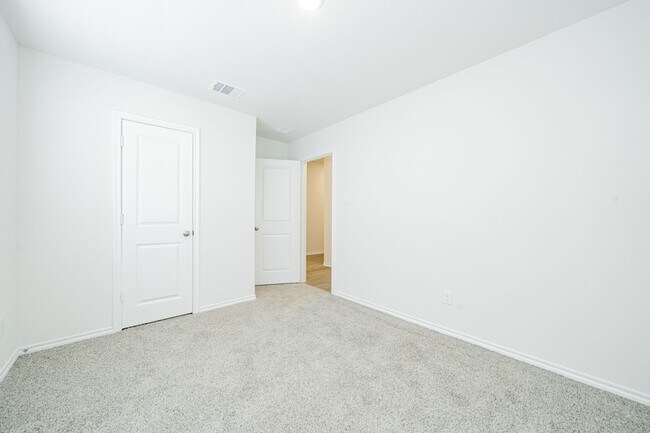 Building Photo - 2139 Thornton Dr