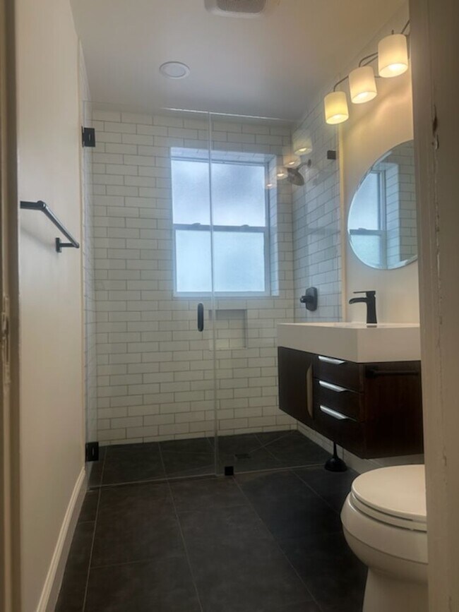 Building Photo - Epic REA- Spacious Flexible Plan 2 BR/1 BA...