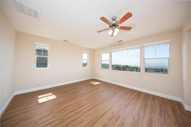Building Photo - 6491 Bayview Dr