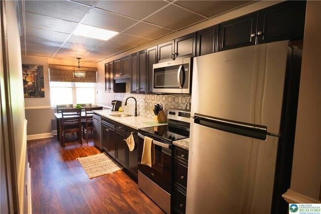 Building Photo - 462 Main St