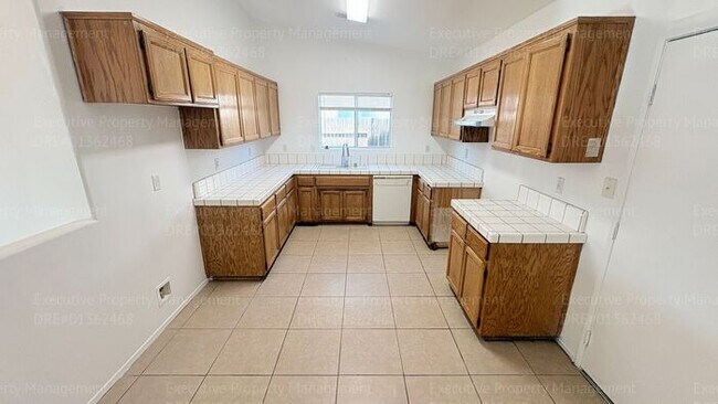Building Photo - 4 bedroom 2 bathroom home located near S. H St/ Berkshire Rd