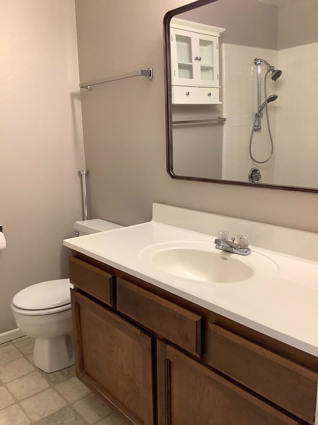 Building Photo - Two bedroom, 1.5 bathroom Ashland townhouse | Available now