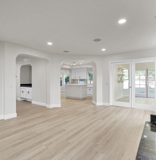 Building Photo - 8103 Valley Flores Dr