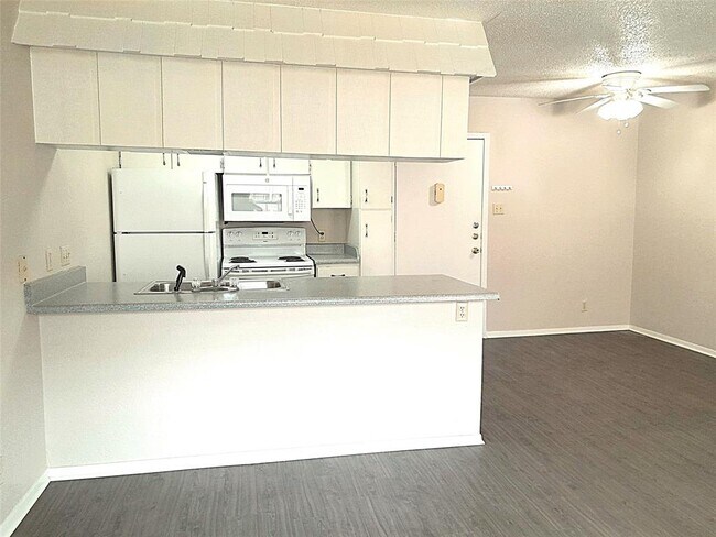 Building Photo - 910 Duncan Ln