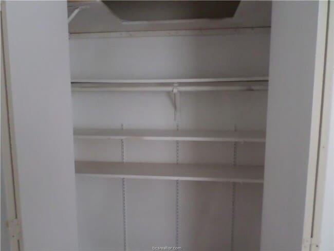 Building Photo - CUTE TWO BEDROOM ONE BATH DUPLEX ON SHUTTLE ROUTE