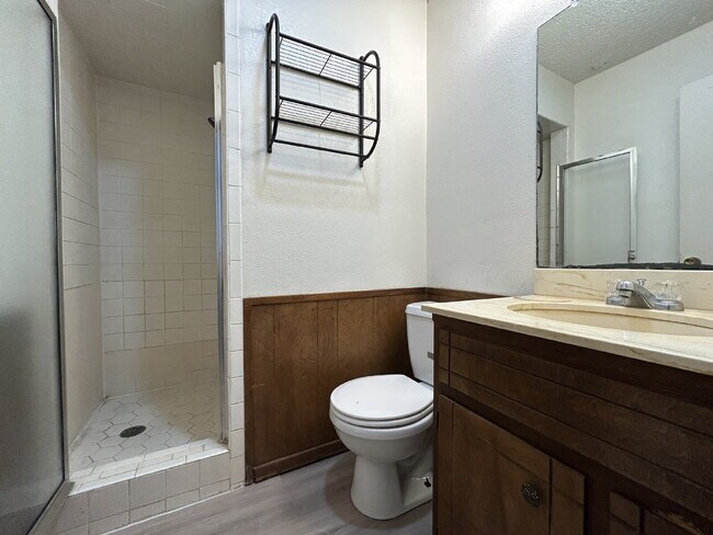 Building Photo - Lovely  2Bed/2Bath Duplex!