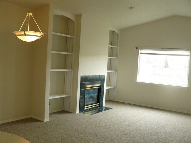 Building Photo - 2 Bedroom, 1.5 Bath Townhome