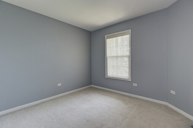 Building Photo - 16046 S Fairfield Dr