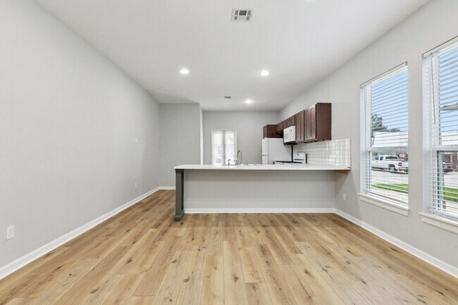 Building Photo - 3701 Derbigny St