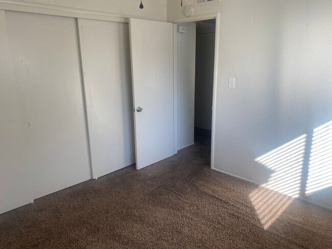 Building Photo - 808 E Kaweah Ave