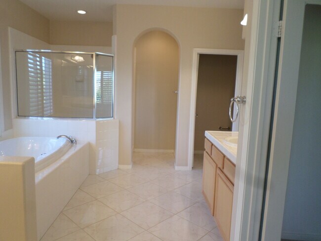 Building Photo - Gorgeous 4 bedroom 2.5 bath Temecula Home ...