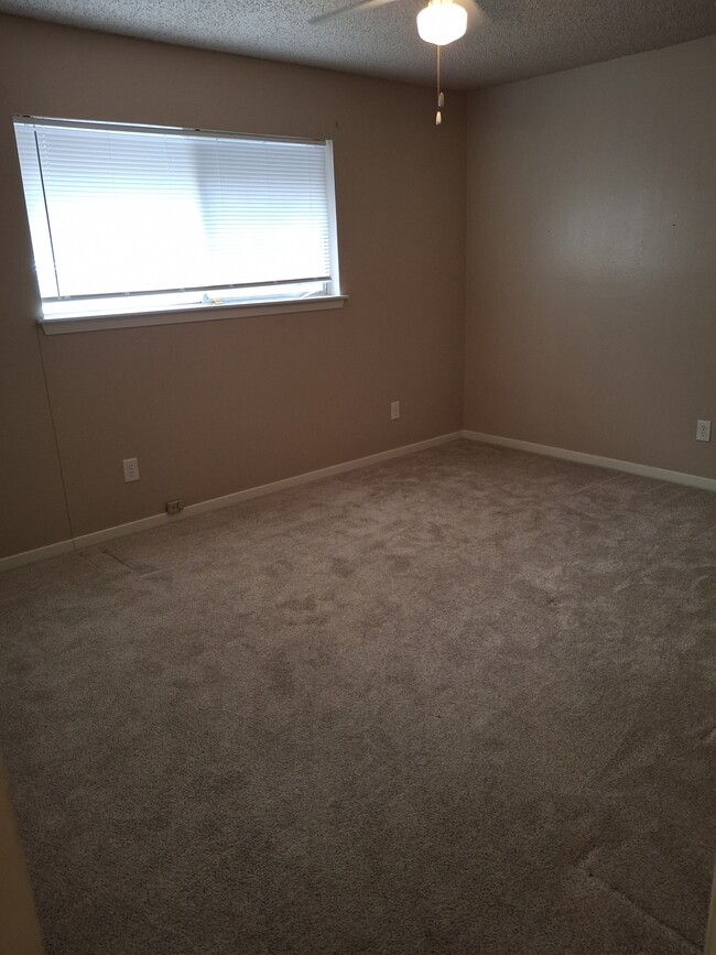 Building Photo - 3406A S Oak Dr