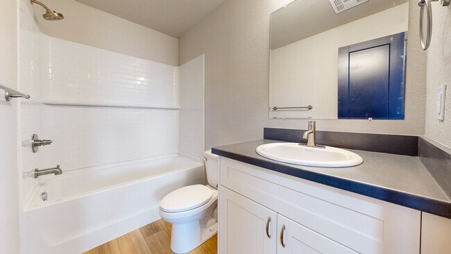 Building Photo - 2 Bed / 2 Bath Newly Renovated Apartment | Walkable Amenities in SW Loveland