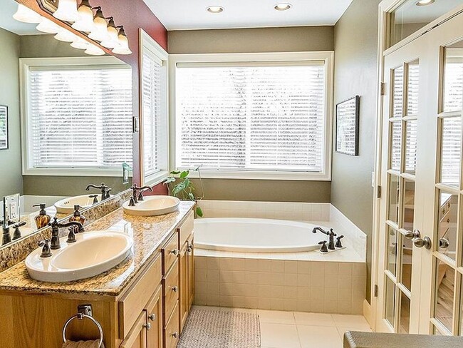 Building Photo - Must see one level home in NW Bend