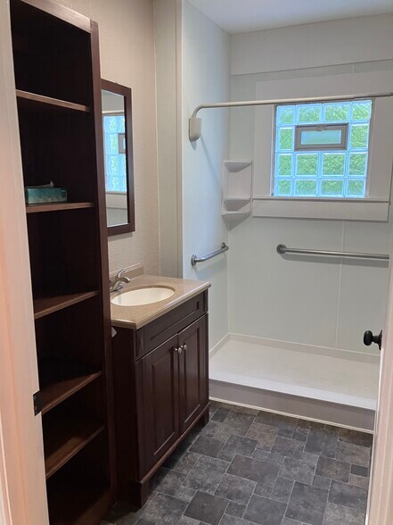 bathroom - 372 N Madison Ave