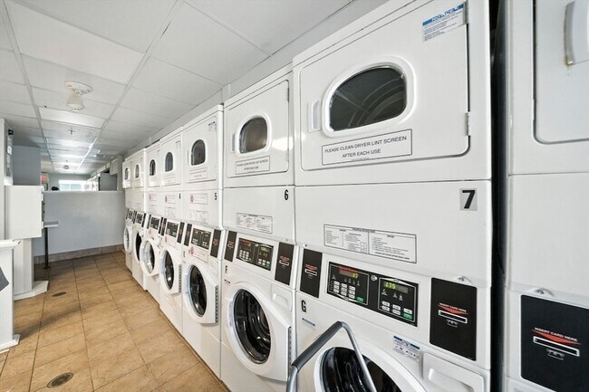 Building Photo - 77 Adams St