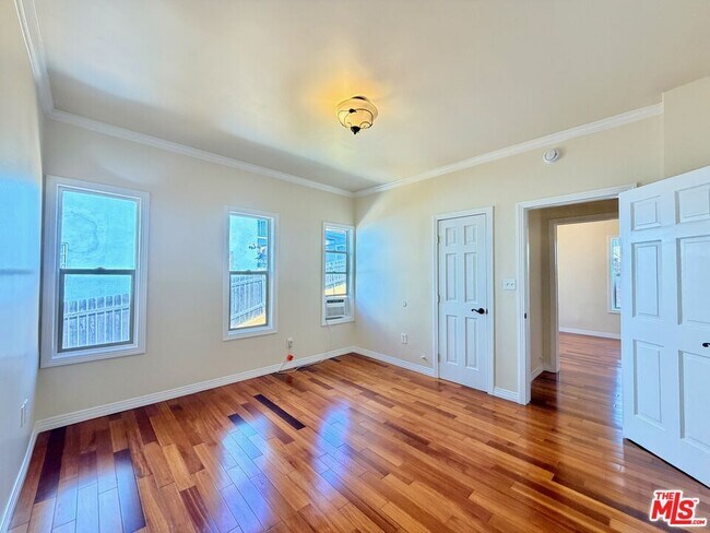Building Photo - 605 1/2 Tularosa Dr