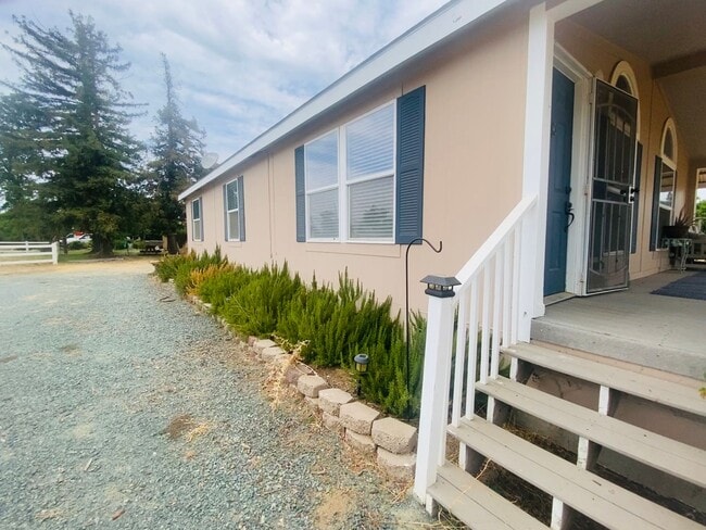Building Photo - Charming Country Property with Option to L...