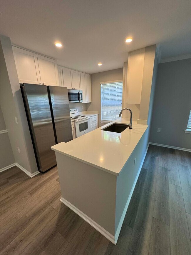 Building Photo - Beautifully Updated 1st Floor One Bedroom Condo at The Reserve at Woodbridge-Near Shopping & Medi...