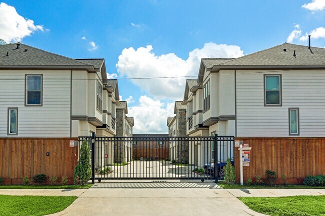 Building Photo - 4861 Benning Dr