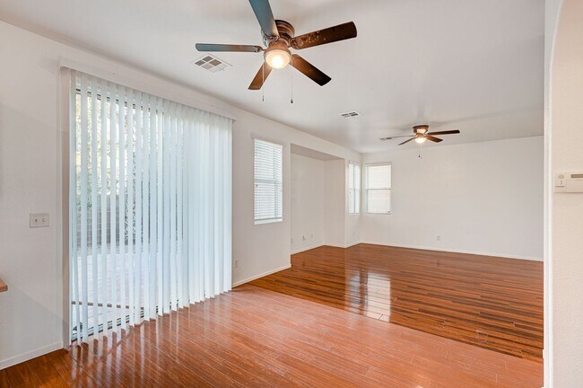 Building Photo - Stunning 4 Bed 2.5 Bath!