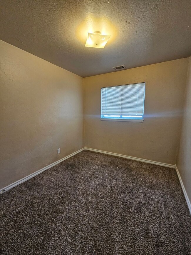 Building Photo - (3) Bed/(1) Bath Core Norman Rental Avail ...