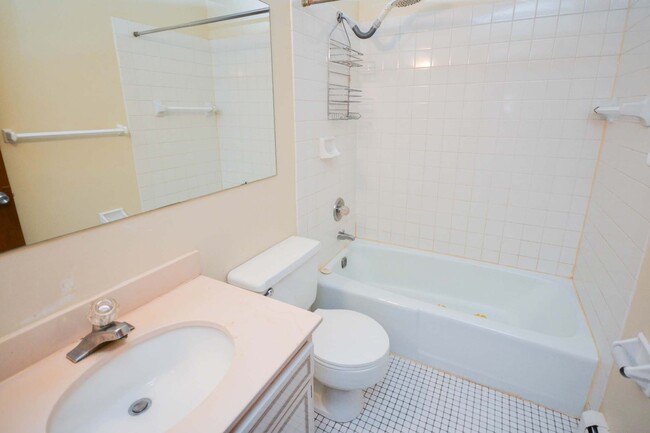 Building Photo - 1br condo with tons of amenities!