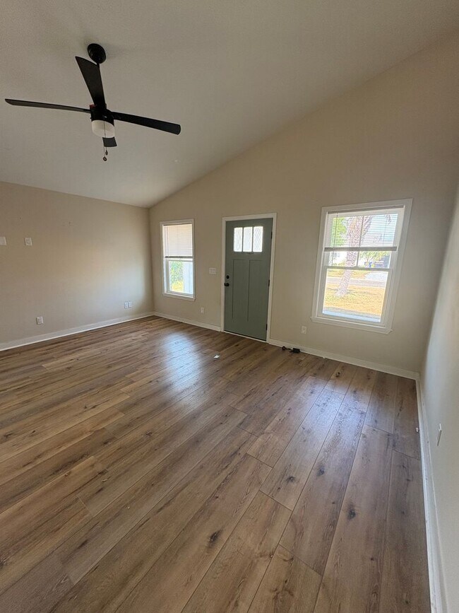 Building Photo - 3b/2Bth Home
