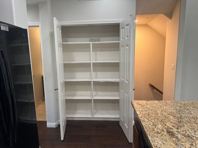 Building Photo - ONE MONTH FREE RENT! Beautiful 4 bedroom, ...
