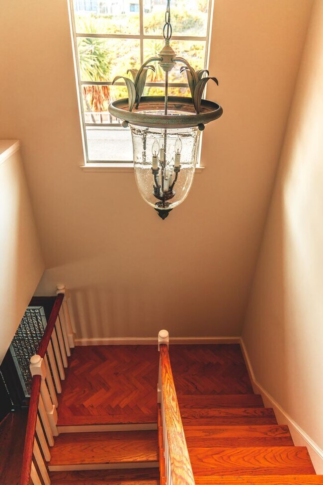 Building Photo - Los Feliz/Hollywood Hills AMAZING 6 Bed/4 Bath/Pool Luxury Home for Lease!