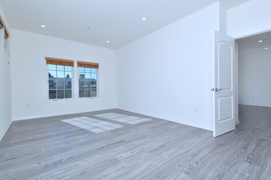 Building Photo - 11215 Huston St