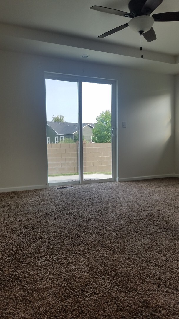 Building Photo - Radiant lake - 3 Bedroom Home