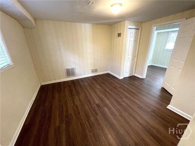 Building Photo - 160 Pineview Dr