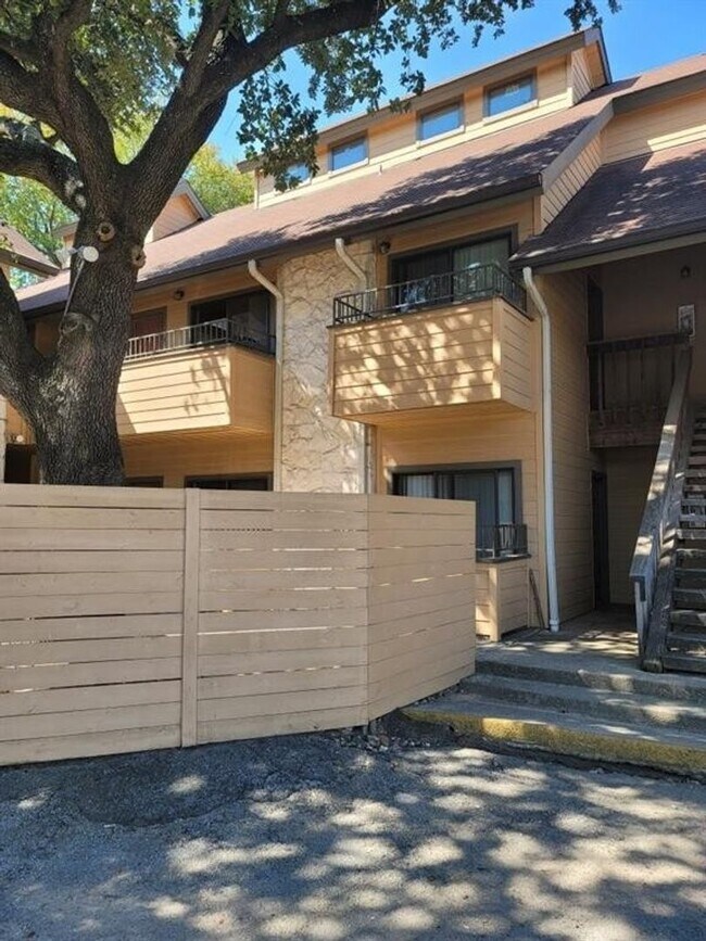 Building Photo - West campus 1 bed condo just 2 blocks from UT