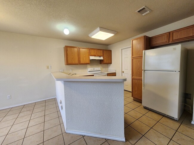 Building Photo - 2/2.5/1   Carpet only on Stairs /Large Fen...