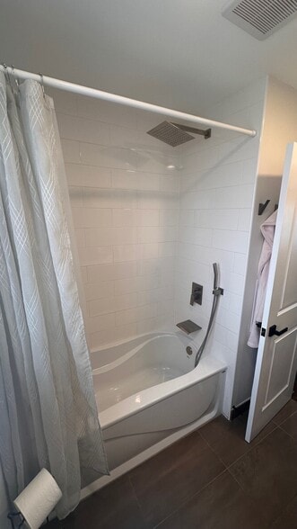 Shower - 354 Alles St