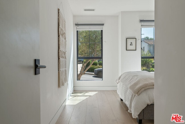 Building Photo - 5265 Dahlia Dr