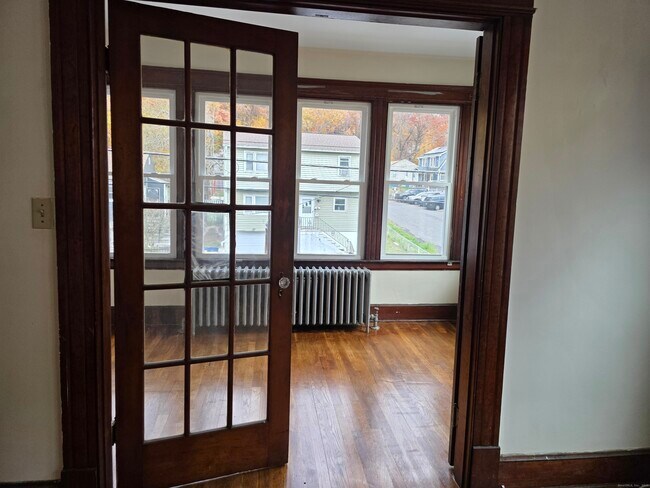 Building Photo - 166 Oak St