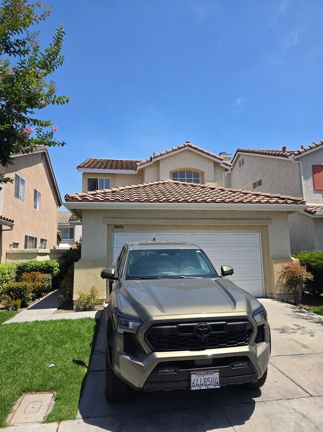 Building Photo - Bright & Spacious Family Home in a Private Gated Community
