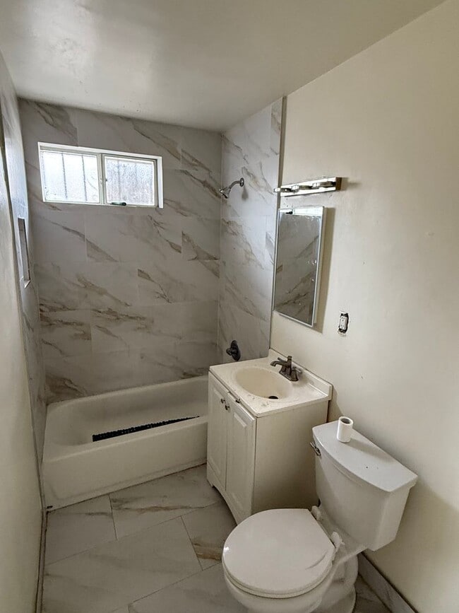 Building Photo - Clean and Cozy One Bedroom, One Full bathr...